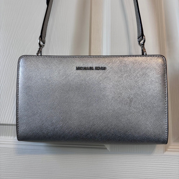Women's Michael Kors Jet Set Silver Saffiano Leather Crossbody Clutch Purse - Picture 3 of 14